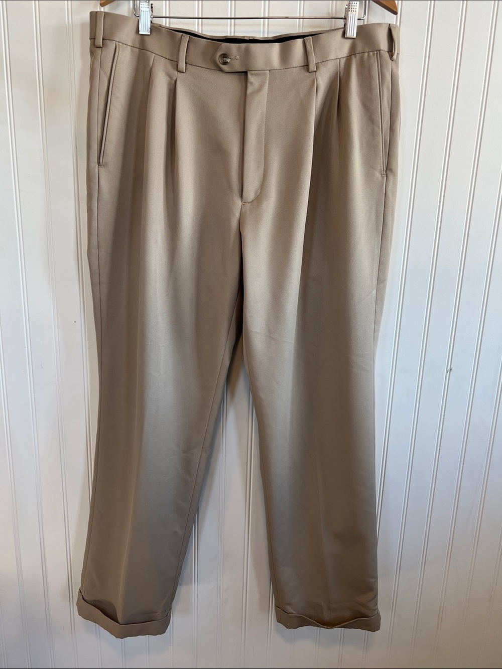 Roundtree & Yorke Men's Pleated Dress Pants in Khaki Tan